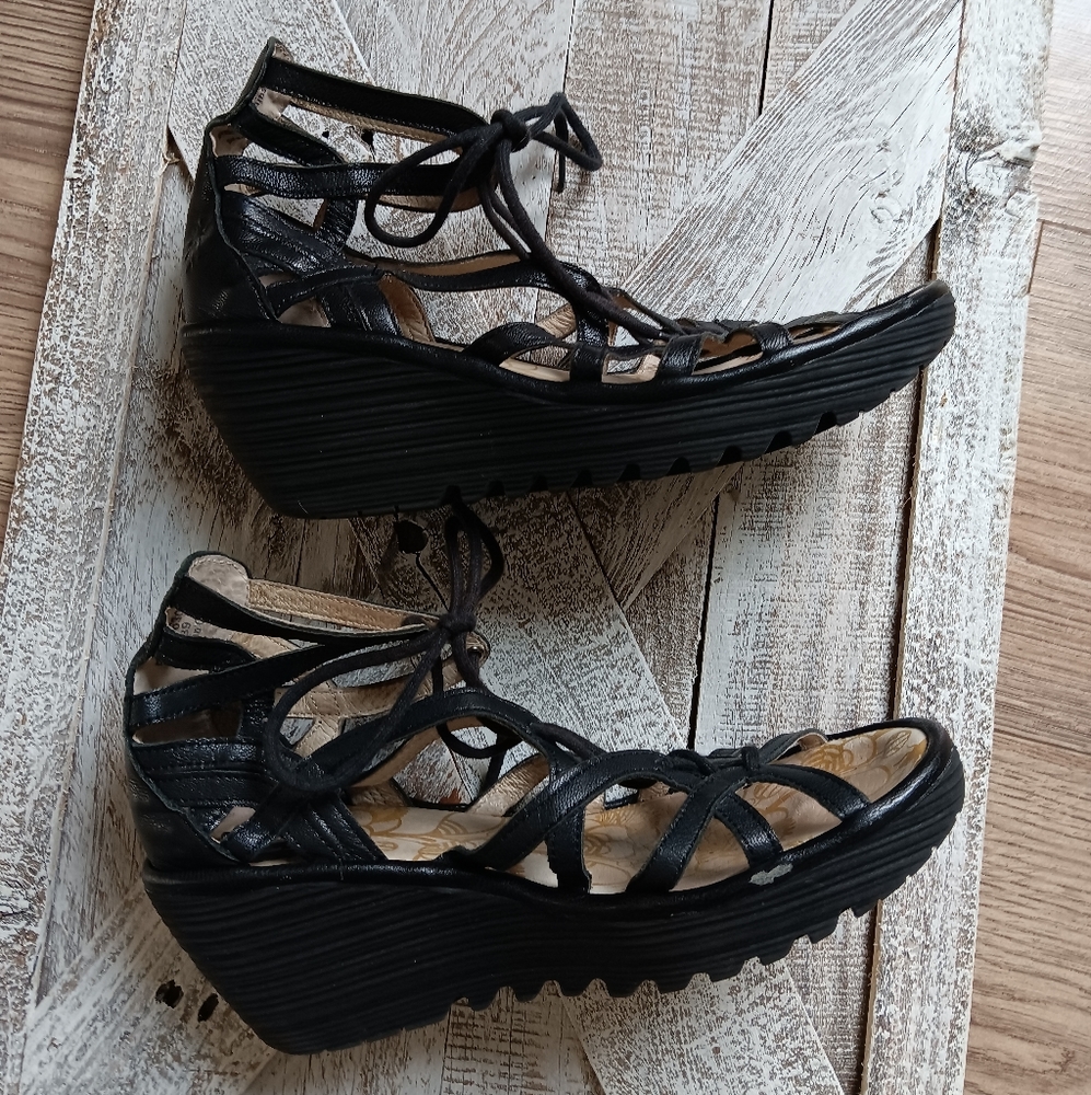 FLY LONDON Black Leather Strappy Sandals ⚘️